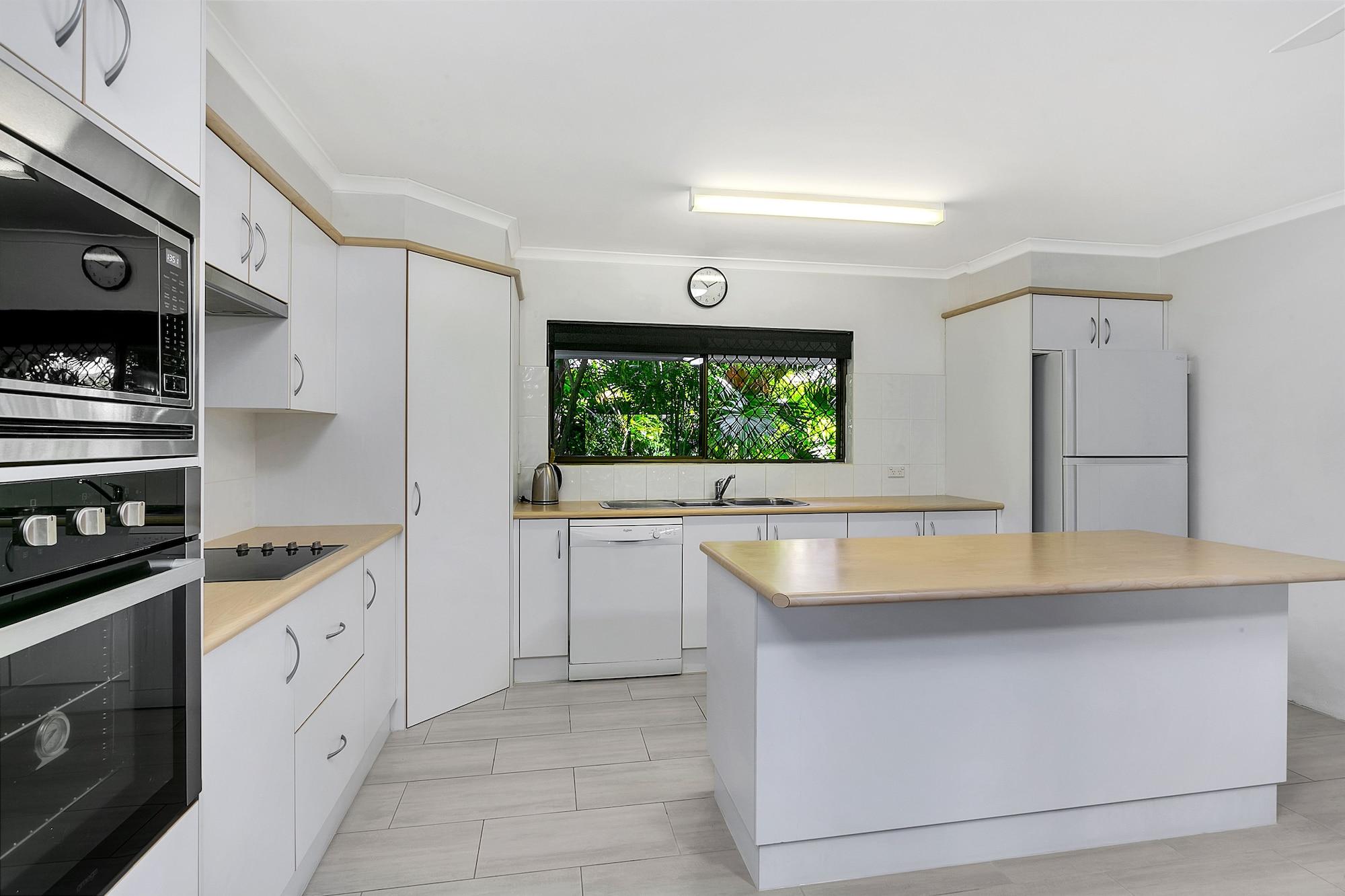 Roydon Beachfront Apartments Trinity Beach Ngoại thất bức ảnh