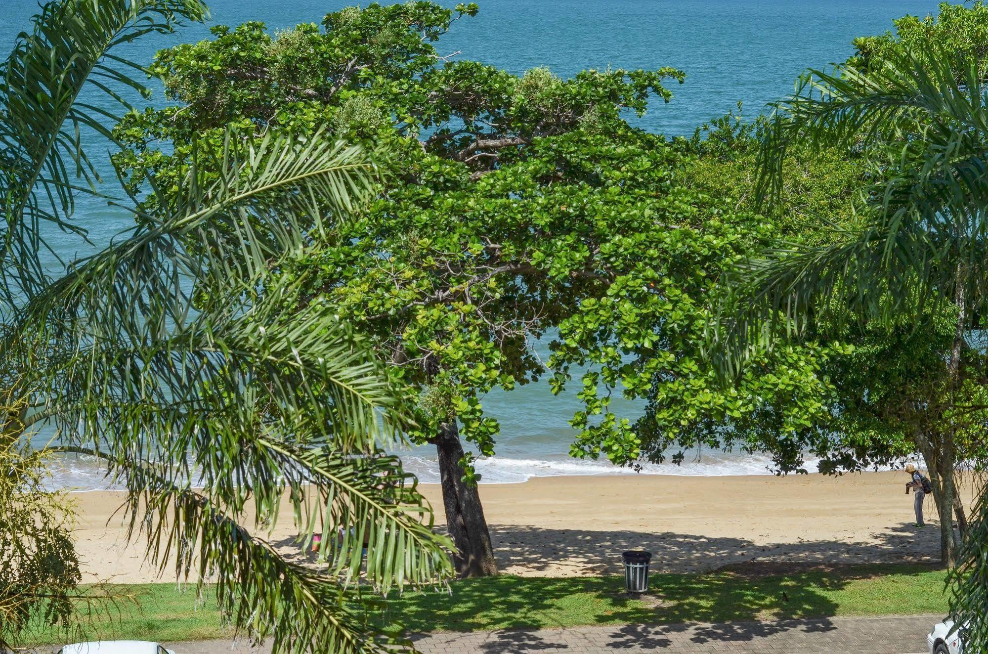 Roydon Beachfront Apartments Trinity Beach Ngoại thất bức ảnh