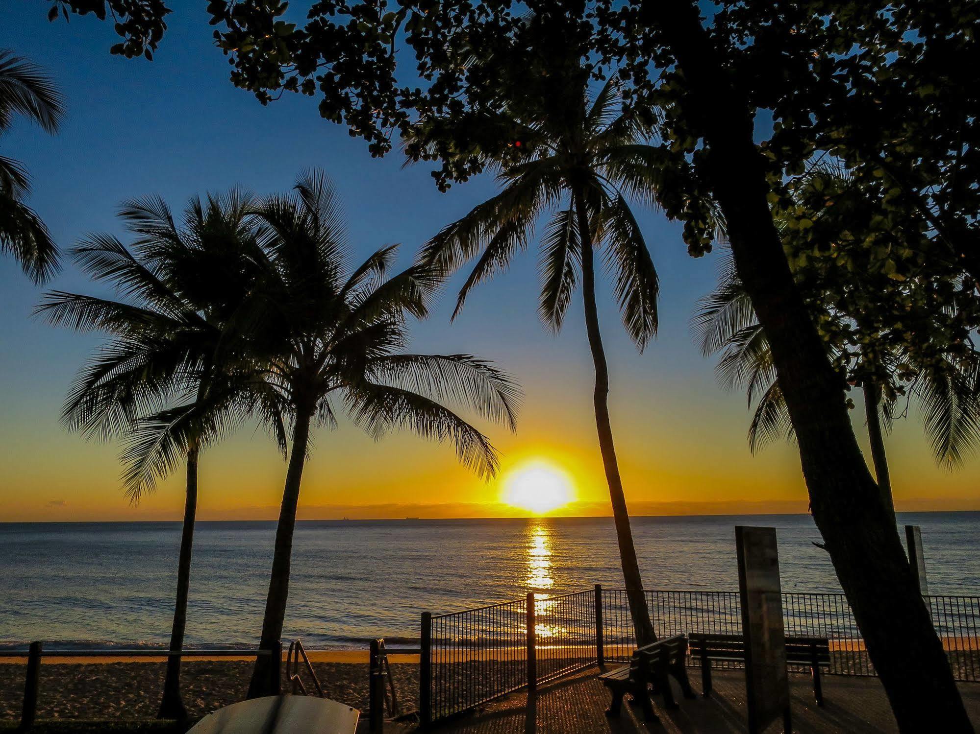 Roydon Beachfront Apartments Trinity Beach Ngoại thất bức ảnh