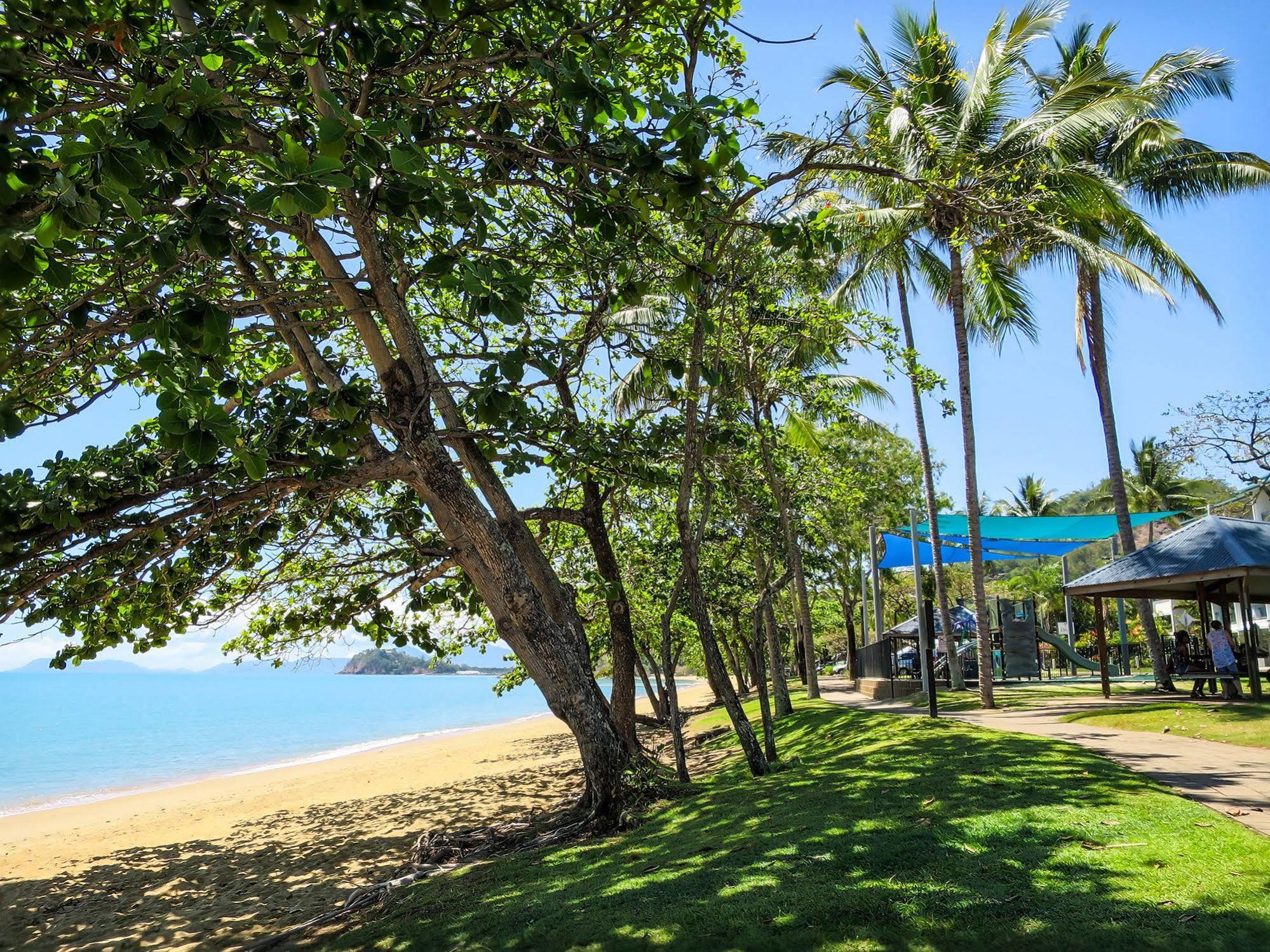 Roydon Beachfront Apartments Trinity Beach Ngoại thất bức ảnh