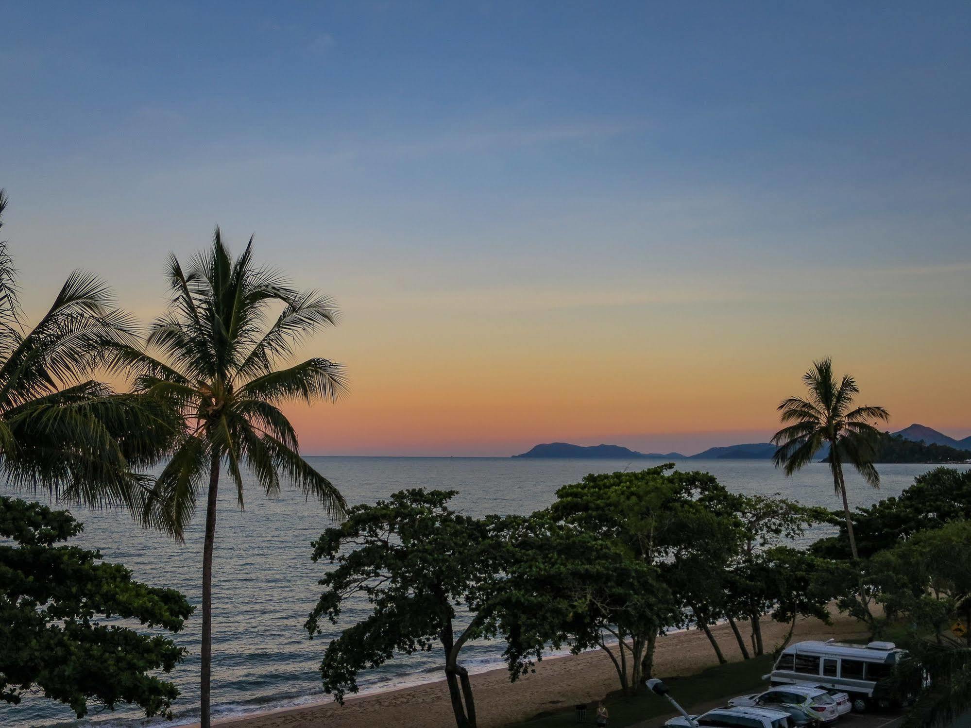 Roydon Beachfront Apartments Trinity Beach Ngoại thất bức ảnh
