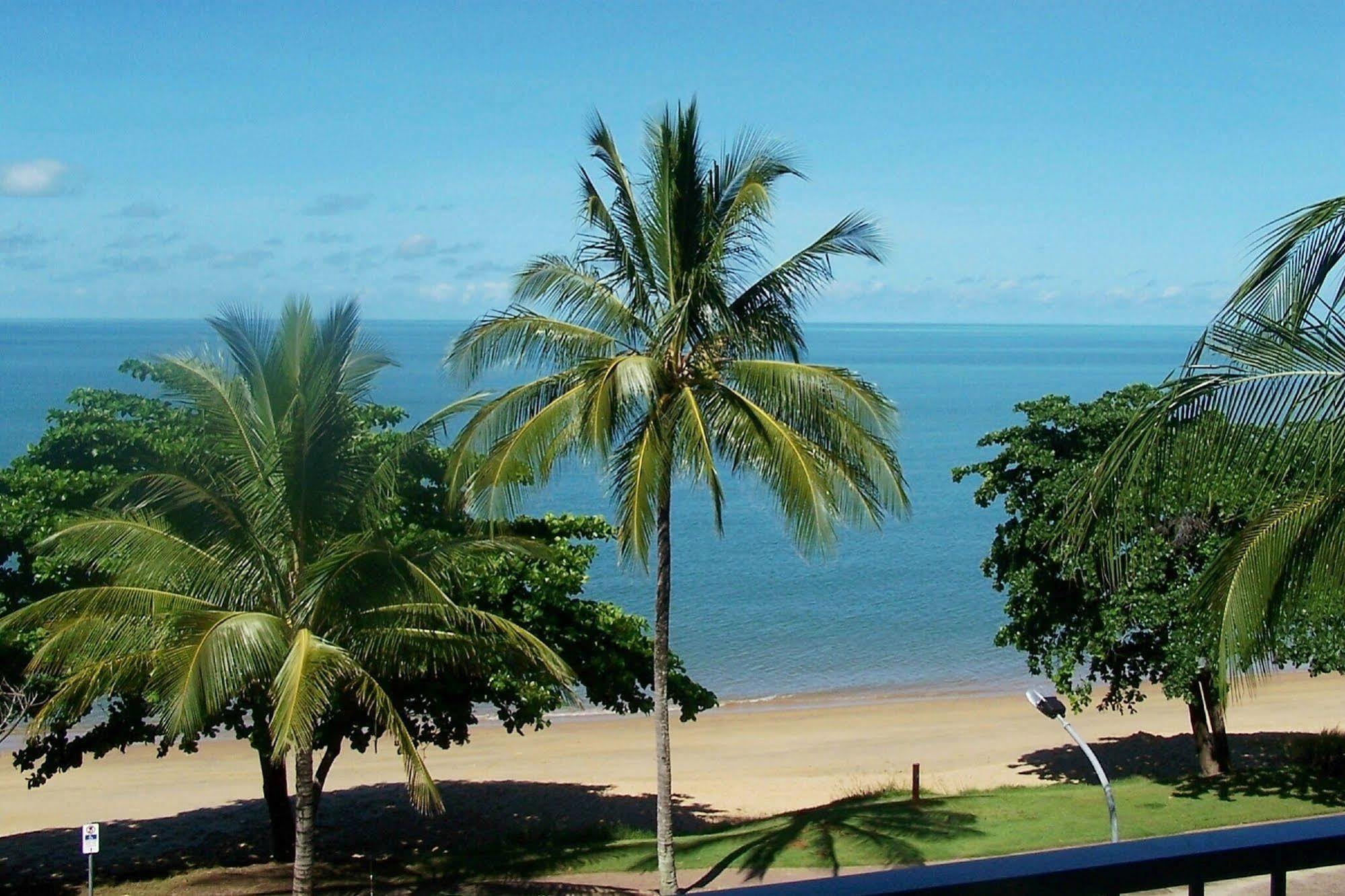 Roydon Beachfront Apartments Trinity Beach Ngoại thất bức ảnh
