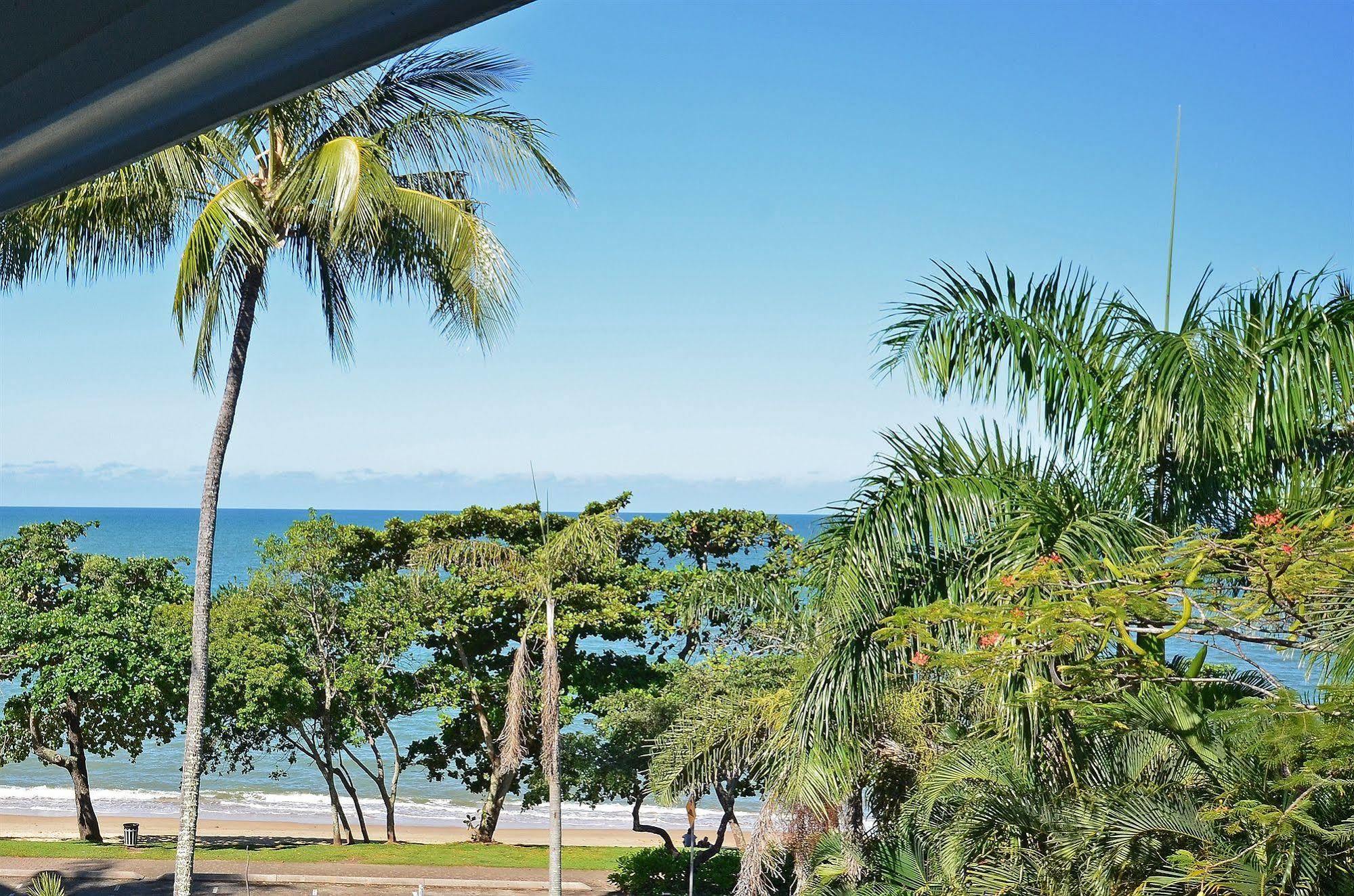 Roydon Beachfront Apartments Trinity Beach Ngoại thất bức ảnh