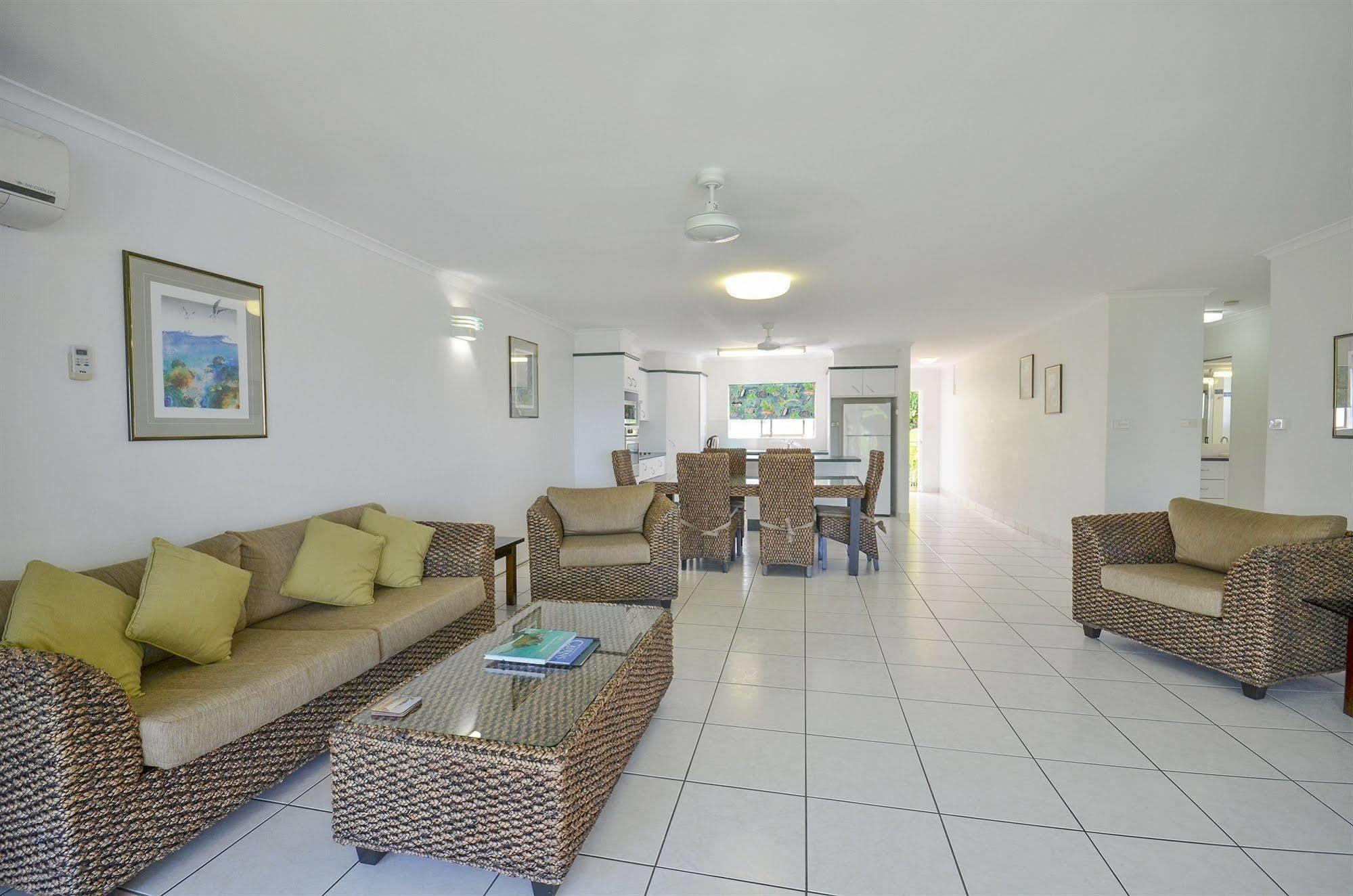 Roydon Beachfront Apartments Trinity Beach Ngoại thất bức ảnh